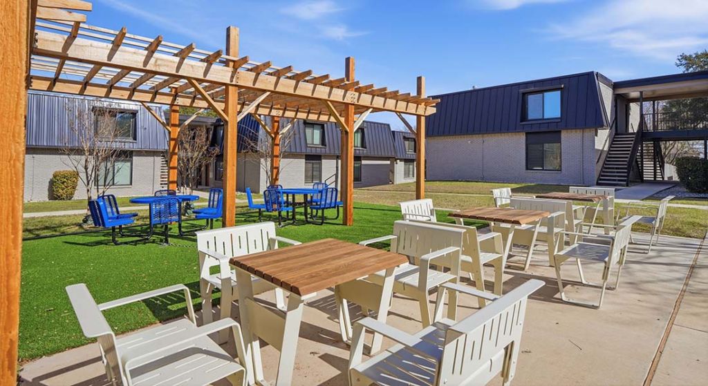 Travis Park Apartments exterior