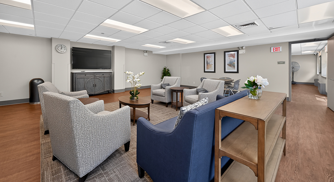 HH32 Harbor Hill lounge