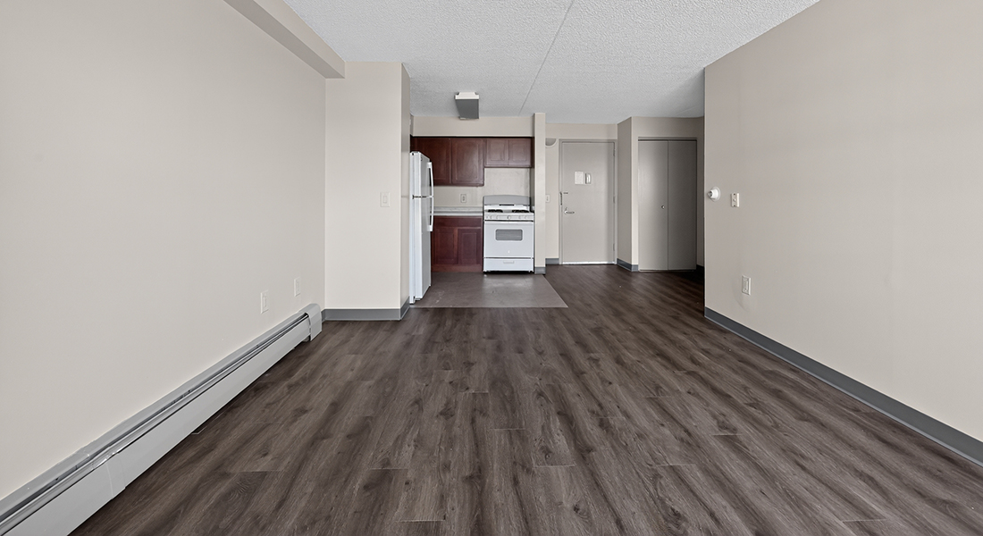 HH34 Harbor Hill living room