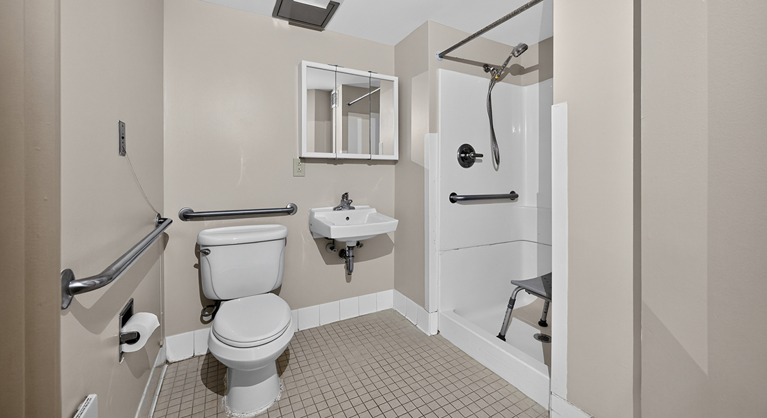 SG45 Sunset Gardens bathroom